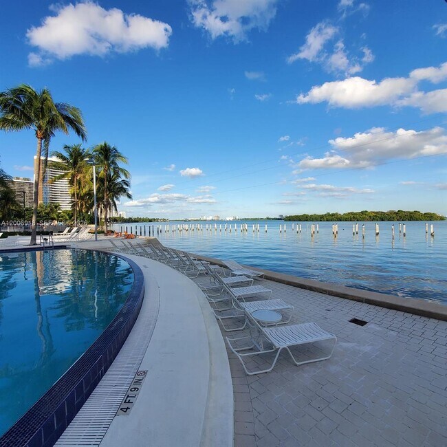 Foto del edificio - 650 NE 64th St