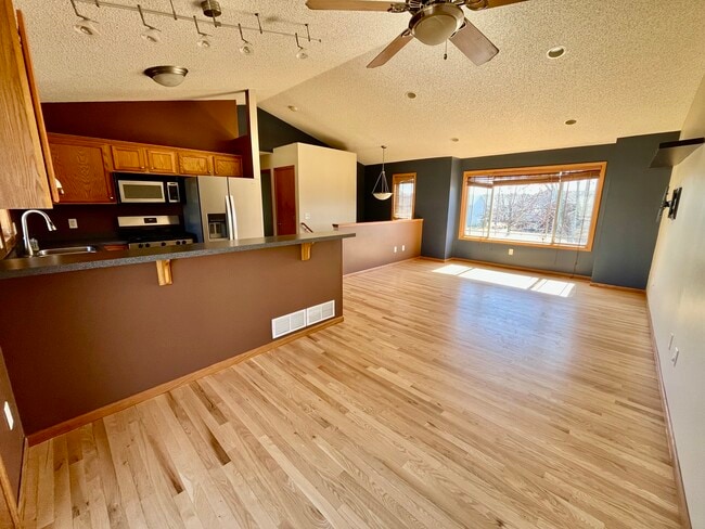 Building Photo - 817 Jack Russell Ave