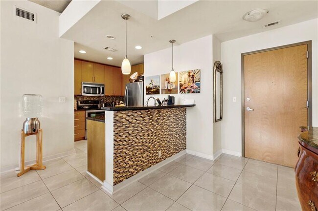 Building Photo - 360 Nueces St