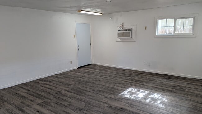 Building Photo - 7461 Rollingwood Blvd