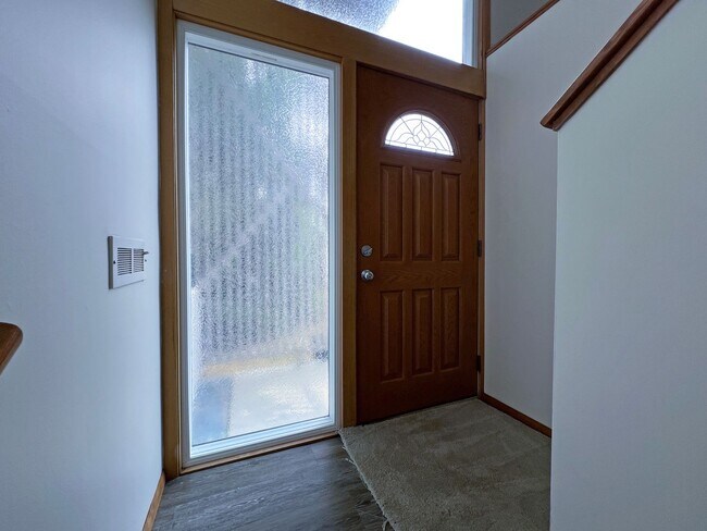 Foto del edificio - GREAT LOCATION MID-ENTRY ON CORNER LOT NEA...