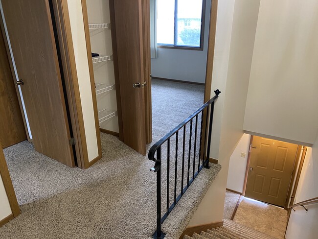 Foto del edificio - 315 E Van Dorn St