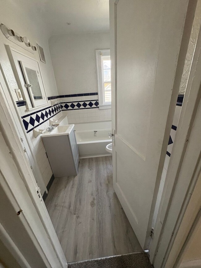 Foto del edificio - 11110 Vernon Ave