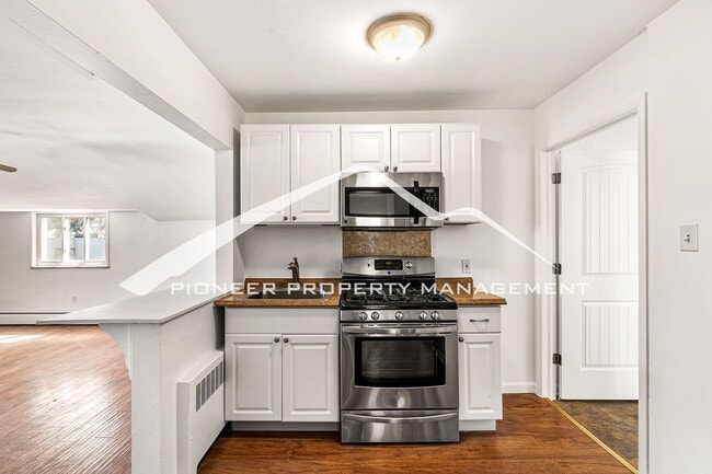 Building Photo - Spacious Home with Fenced Yard and Washer/...
