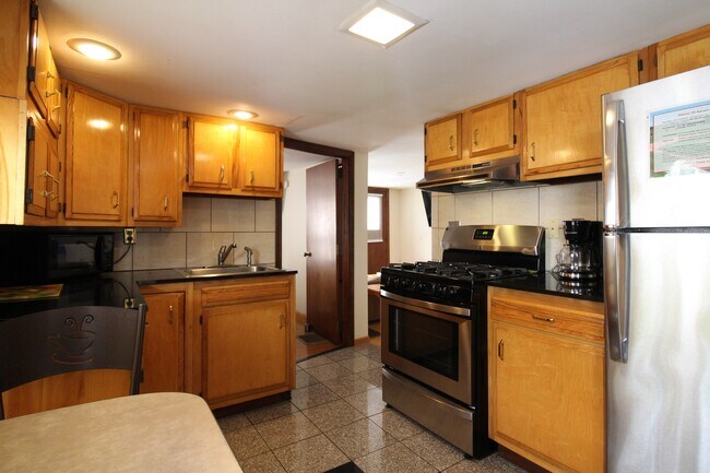 Cocina con mucho espacio de almacenamiento. - 119 Chestnut St