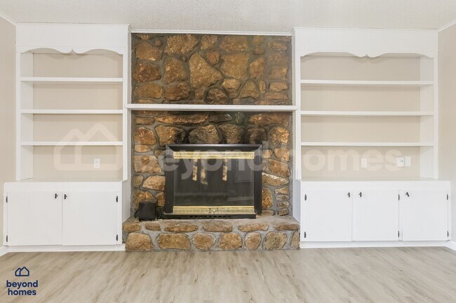 Foto del edificio - Your Dream Family House with 4 Bed and 2 Full Bath is Ready for Move-In!