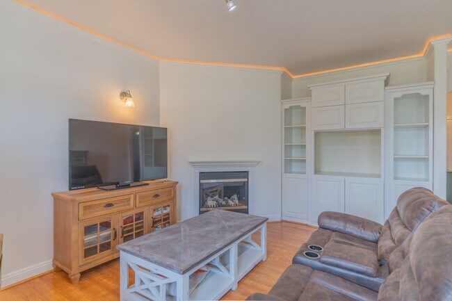 Building Photo - 3 bed/2.5 bath/2 car heated garage/Dog All...