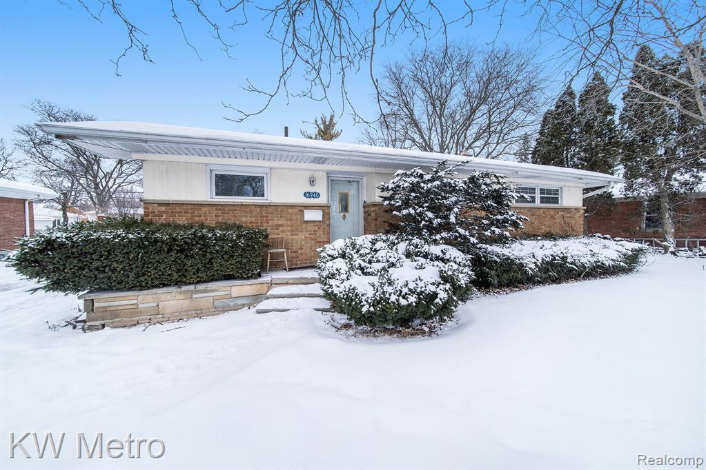 16940 W 13 Mile Rd, Beverly Hills, MI 48025 House for Rent in Beverly