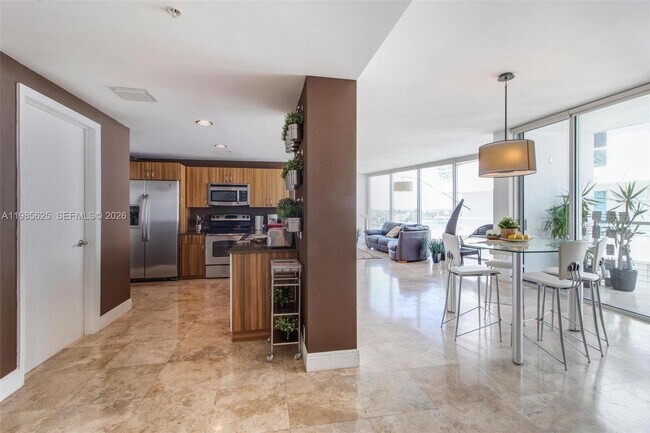 Foto del edificio - 6305 Indian Creek Dr