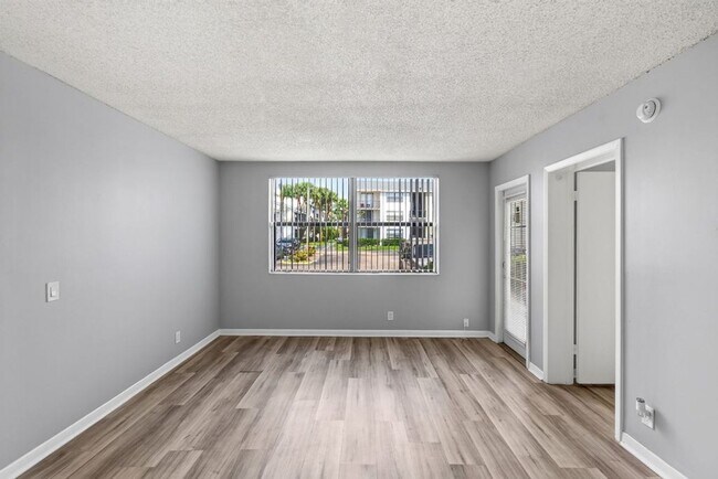 Foto del edificio - ONE BEDROOM ONE BATHROOM!! WATERFRONT COMMUNITY
