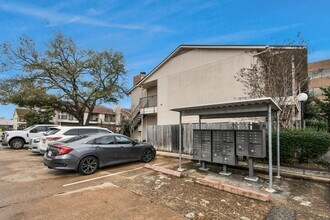 Building Photo - 1818 Augusta Dr