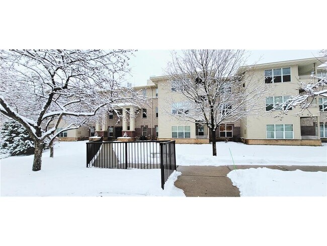 Foto del edificio - 9225 Medicine Lake Rd