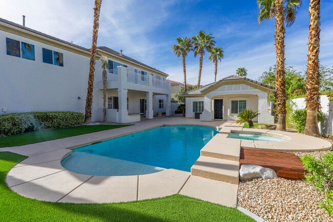 Foto del edificio - Stunning 6 Bedroom Home With Casita Pool H...