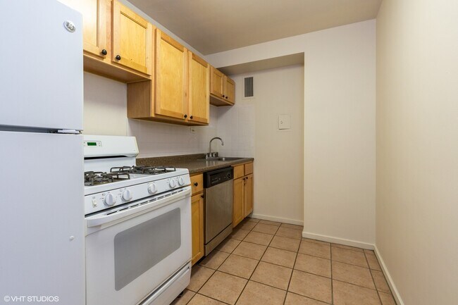 Building Photo - 3950 N Lake Shore Dr