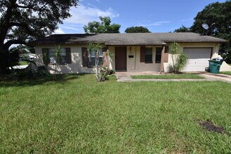 Building Photo - 423 Longwood Cir