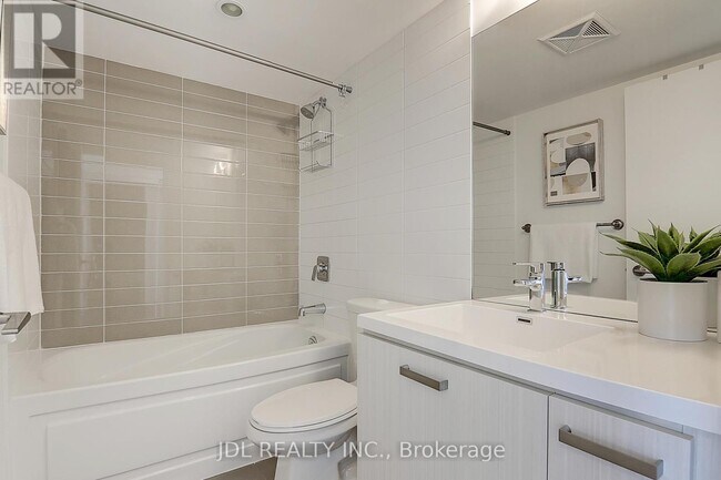 Photo du bâtiment - 125-2125 Redpath Ave