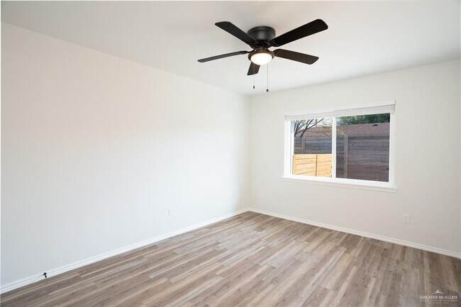 Foto del edificio - 802 Redwood Ave