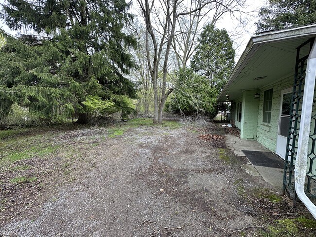 Building Photo - 1 br, 1 bath Duplex - 1102 Napoleon Rd 110...
