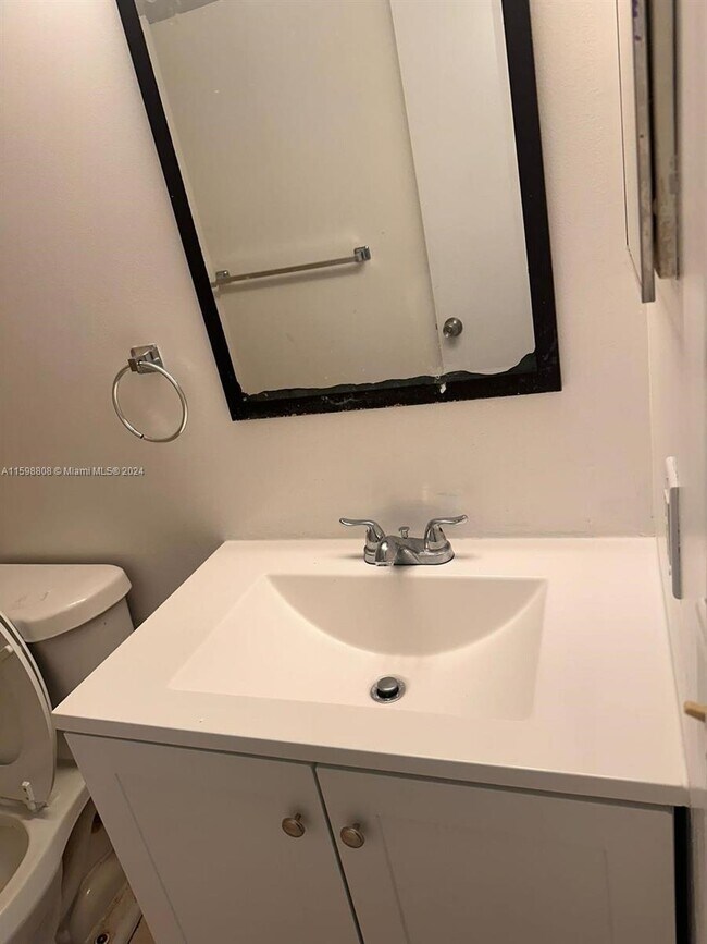 Foto del edificio - 8710 N Sherman Cir
