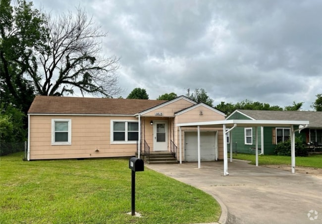 Building Photo - 1613 Center Ln