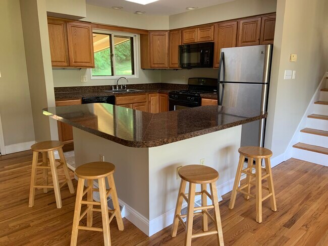 Kitchen with new appliances - 900 Tottenham Dr