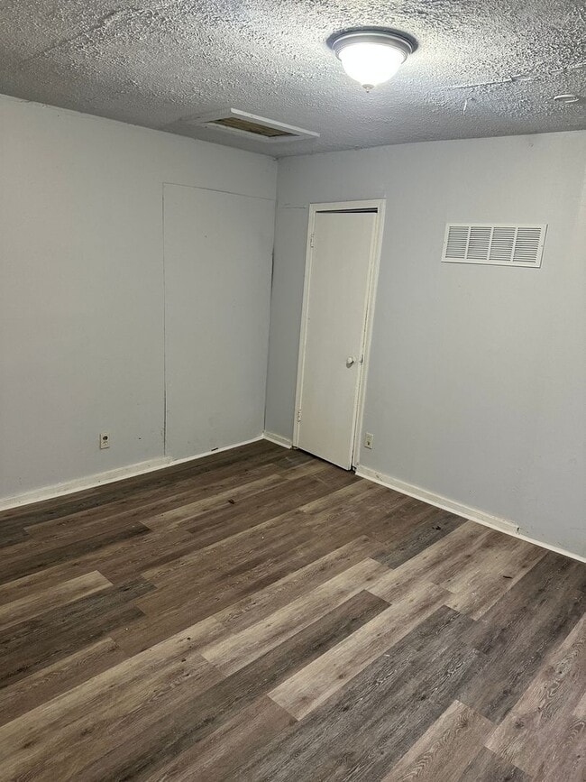 Building Photo - Nice single bedroom apartment close to dow...