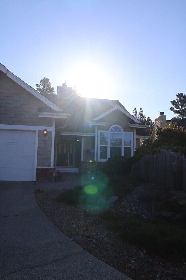 Building Photo - 11 Mariners Ln