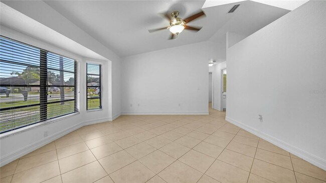 Foto del edificio - Split floor plan on a private peaceful str...