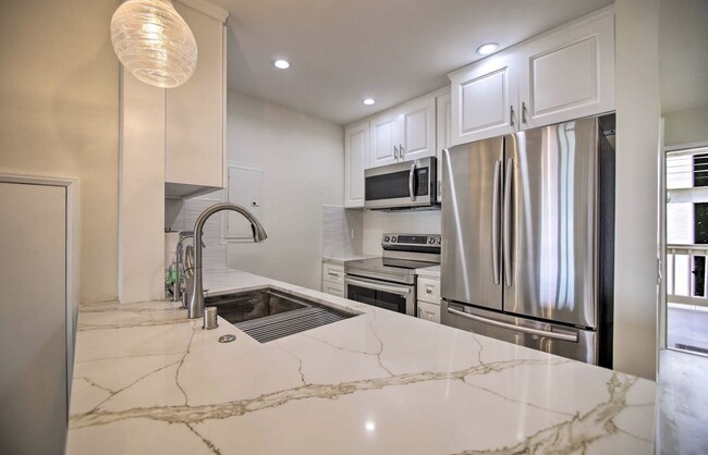 Building Photo - 232 E Surfside Dr