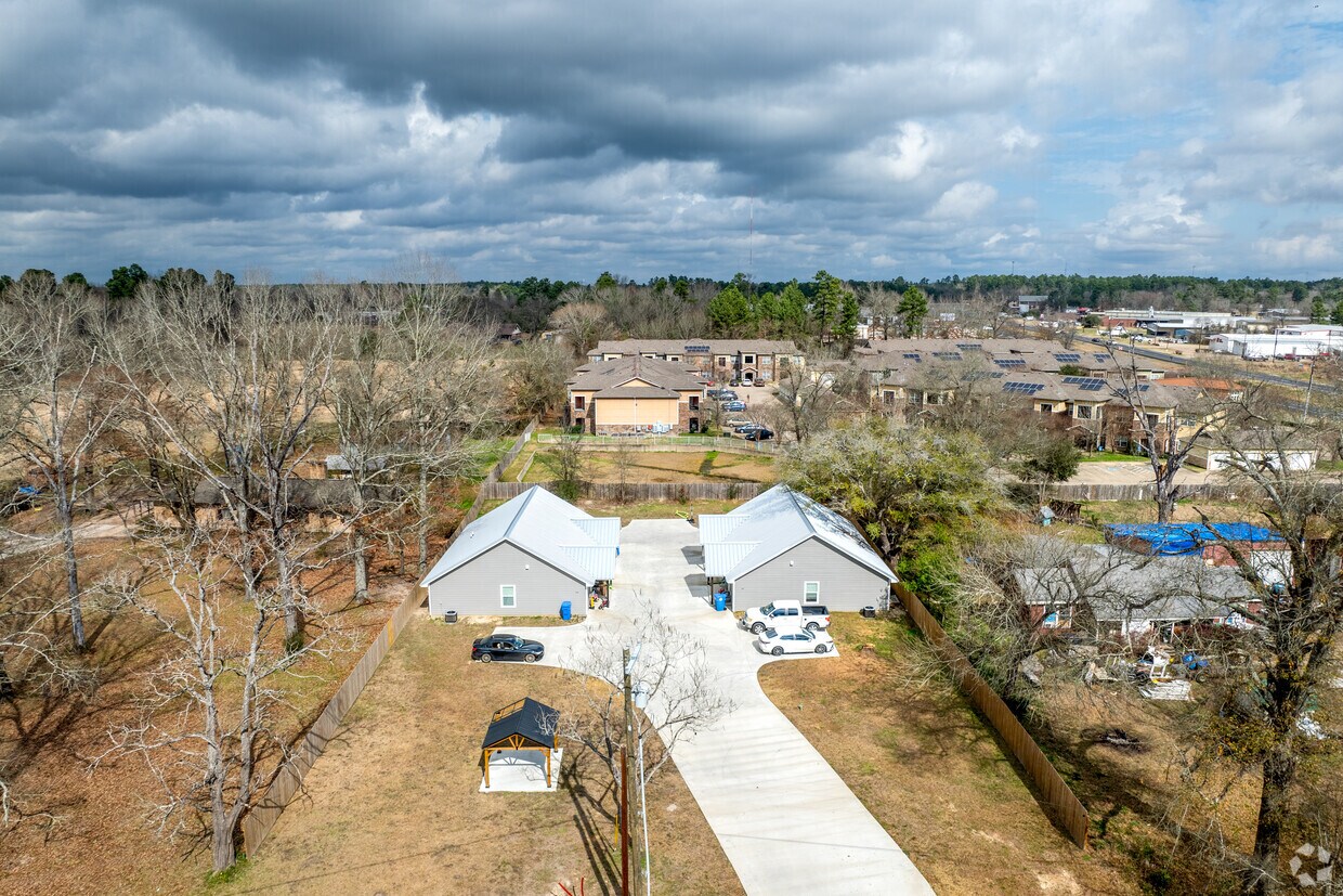 Aéreo - 5114 and 5118 Lotus Lane