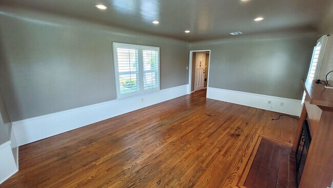 Building Photo - 3 Bed 1.5 Bath House with Pool Available Now!