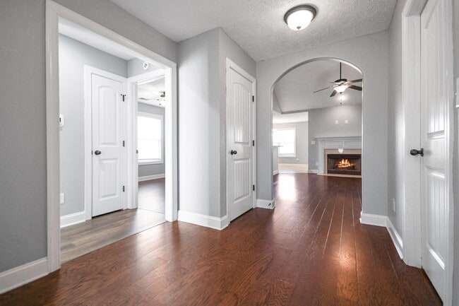 Building Photo - Pet Friendly Three Bedroom!