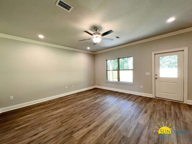 Building Photo - Luxury 3 Bedroom Home in East Navarre!
