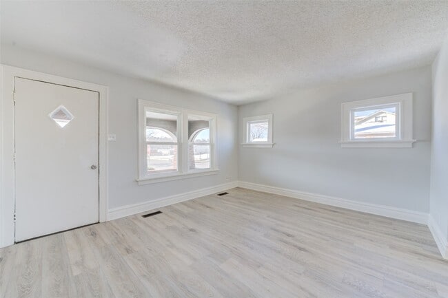 Foto del edificio - 8373 Elmore Ave