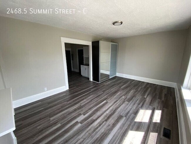 Foto del edificio - 2468.5 Summit St