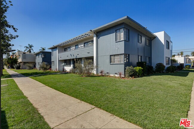 Building Photo - 1101 S Bronson Ave