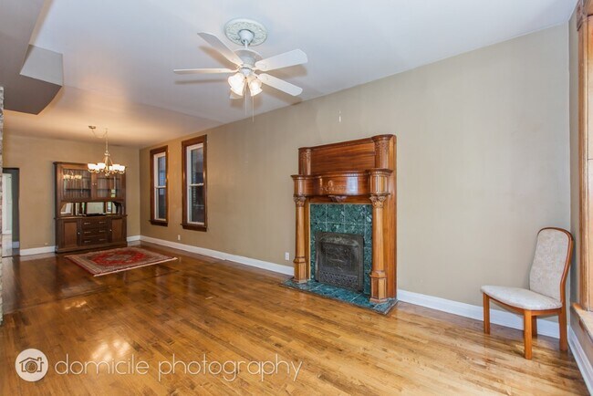 Building Photo - 828 W Buckingham Pl