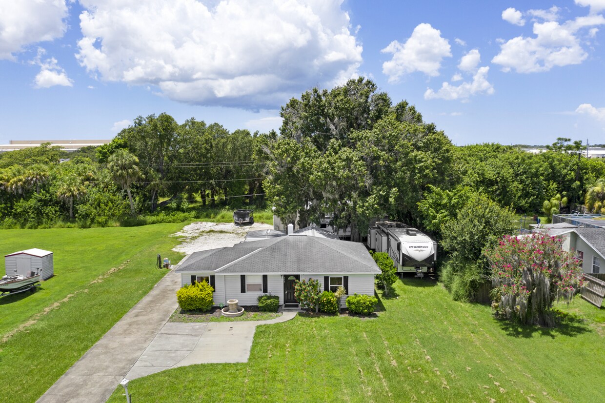 305 Linden Dr Unit 305 Linden Dr House, Ellenton, FL 34222 Room for