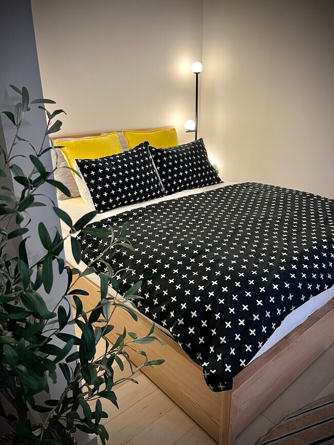 Cama de tamaño Queen con espacio de almacenaje adicional completamente equipada - 111 Montgomery St