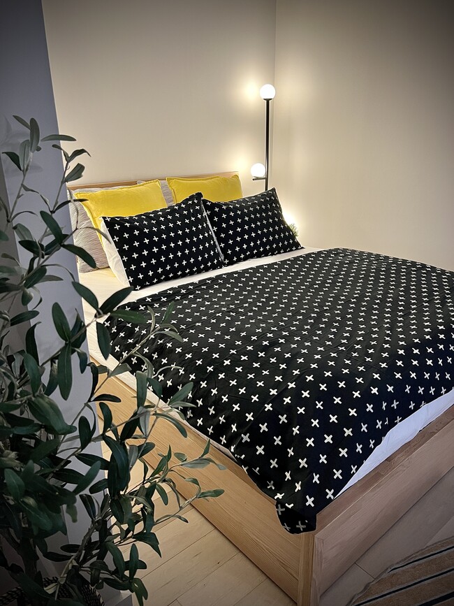 Queen size bed with additional storage fully equipped - 111 Montgomery St