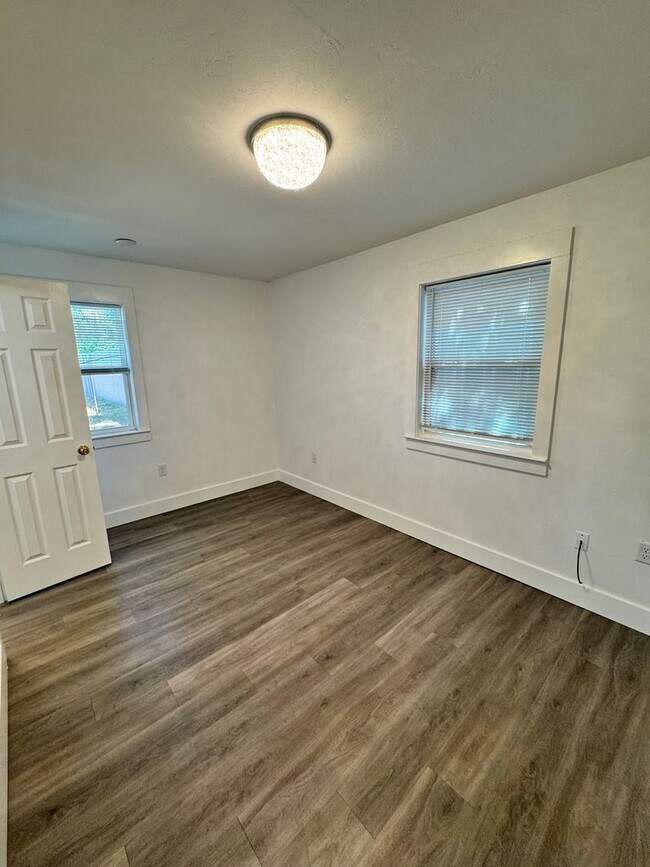Building Photo - Cute Cozy 2 bedroom