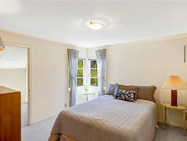 Building Photo - FOR RENT