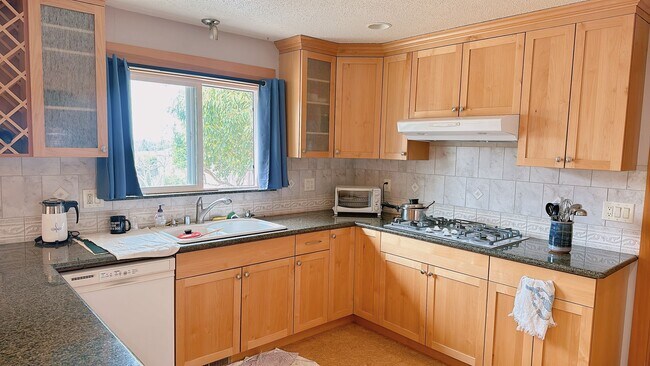 Building Photo - Available Now: this spacious 3brm/2 bath r...