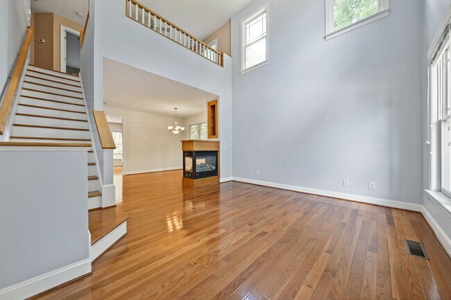 Building Photo - Prime location Chapel Hill - 3brd 3 bath e...