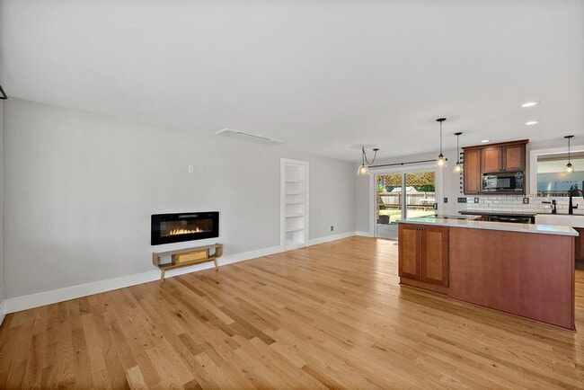 Building Photo - Beautiful Steilacoom Home with Private ADU, Covered Patio, Bonus Gym & A/C!