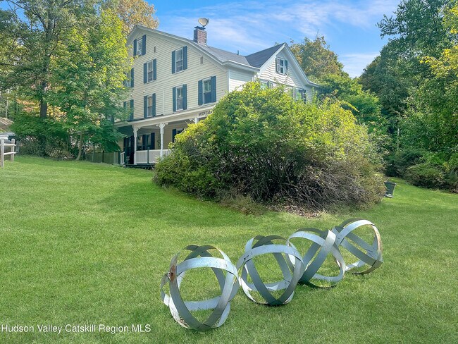 Foto del edificio - 72 Meads Mountain Rd