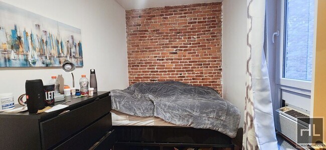 Foto del edificio - Your 3 Bedroom Apartment W/ Exposed Brick ...