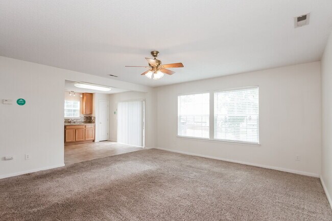 Foto del edificio - 7945 Bristle Ln
