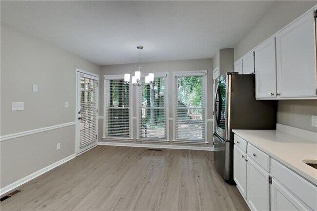 Foto del edificio - 385 Deerwood Dr