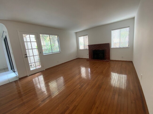 Building Photo - 130 Baroni Ave